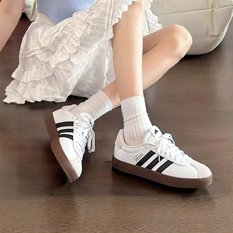 アディダス ホワイト ブラック スエード トゥ ガムソール  - Adidas Shoes Samba のレビューと価格